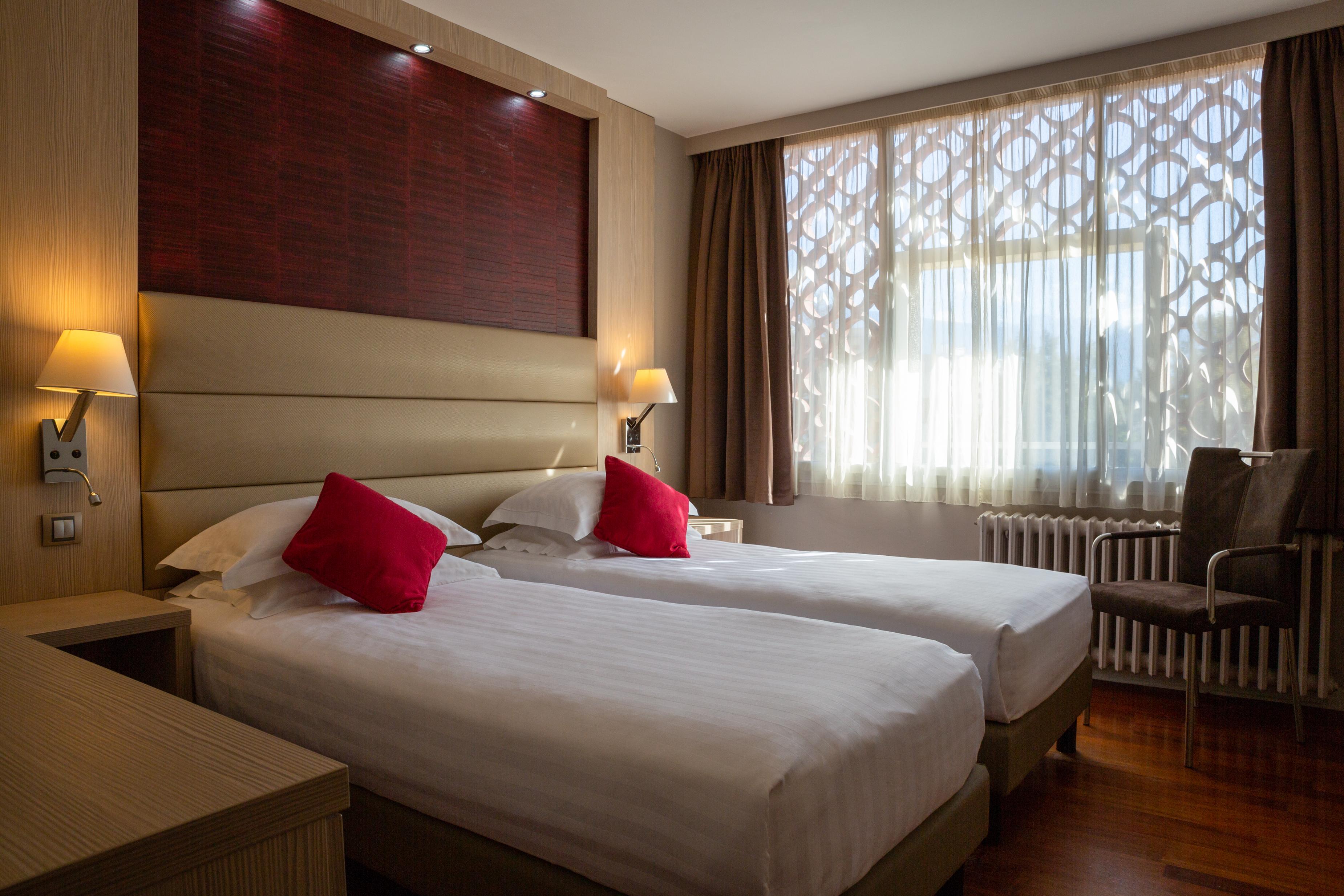 Hotel Les Trois Roses, Meylan Grenoble Bagian luar foto