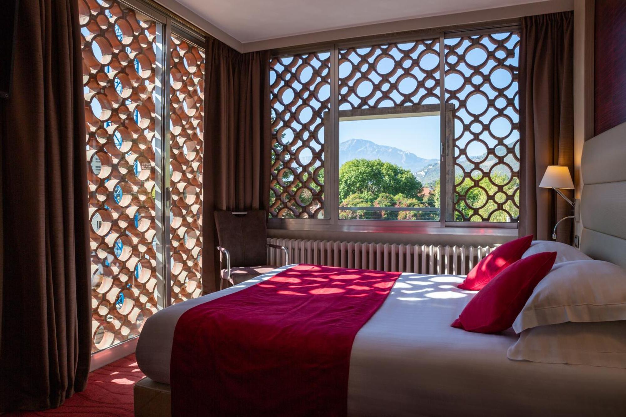 Hotel Les Trois Roses, Meylan Grenoble Bagian luar foto
