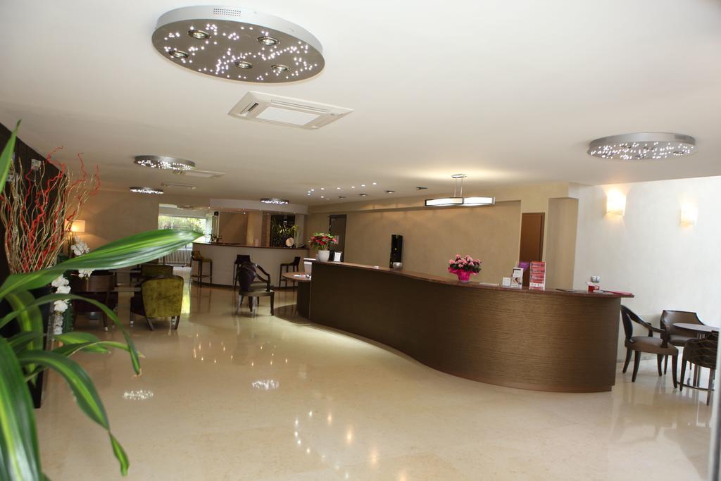 Hotel Les Trois Roses, Meylan Grenoble Bagian luar foto