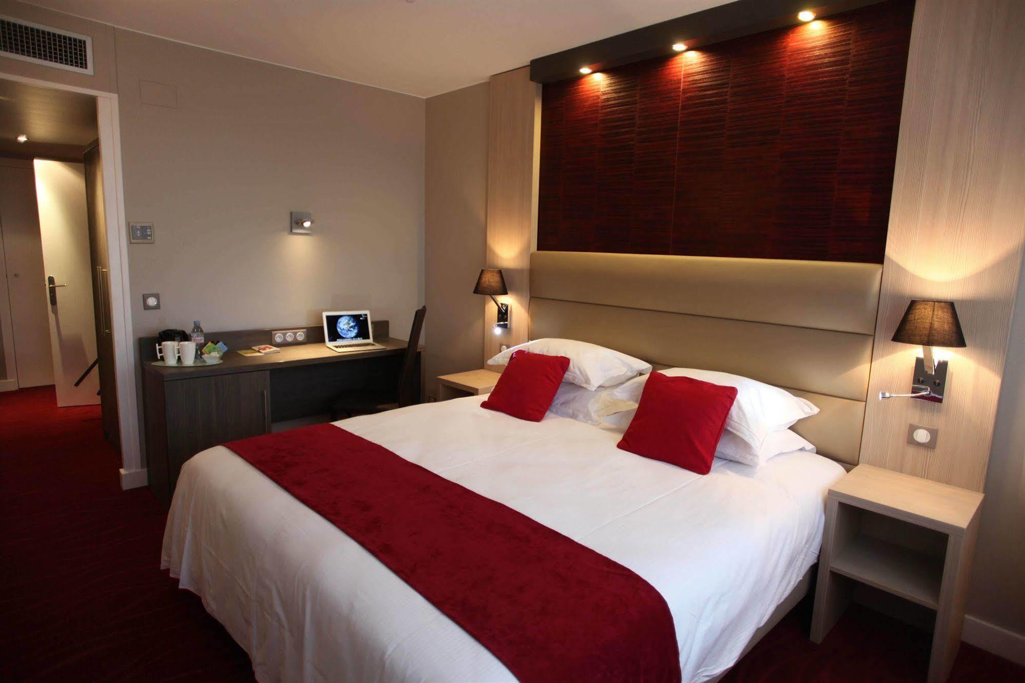 Hotel Les Trois Roses, Meylan Grenoble Bagian luar foto