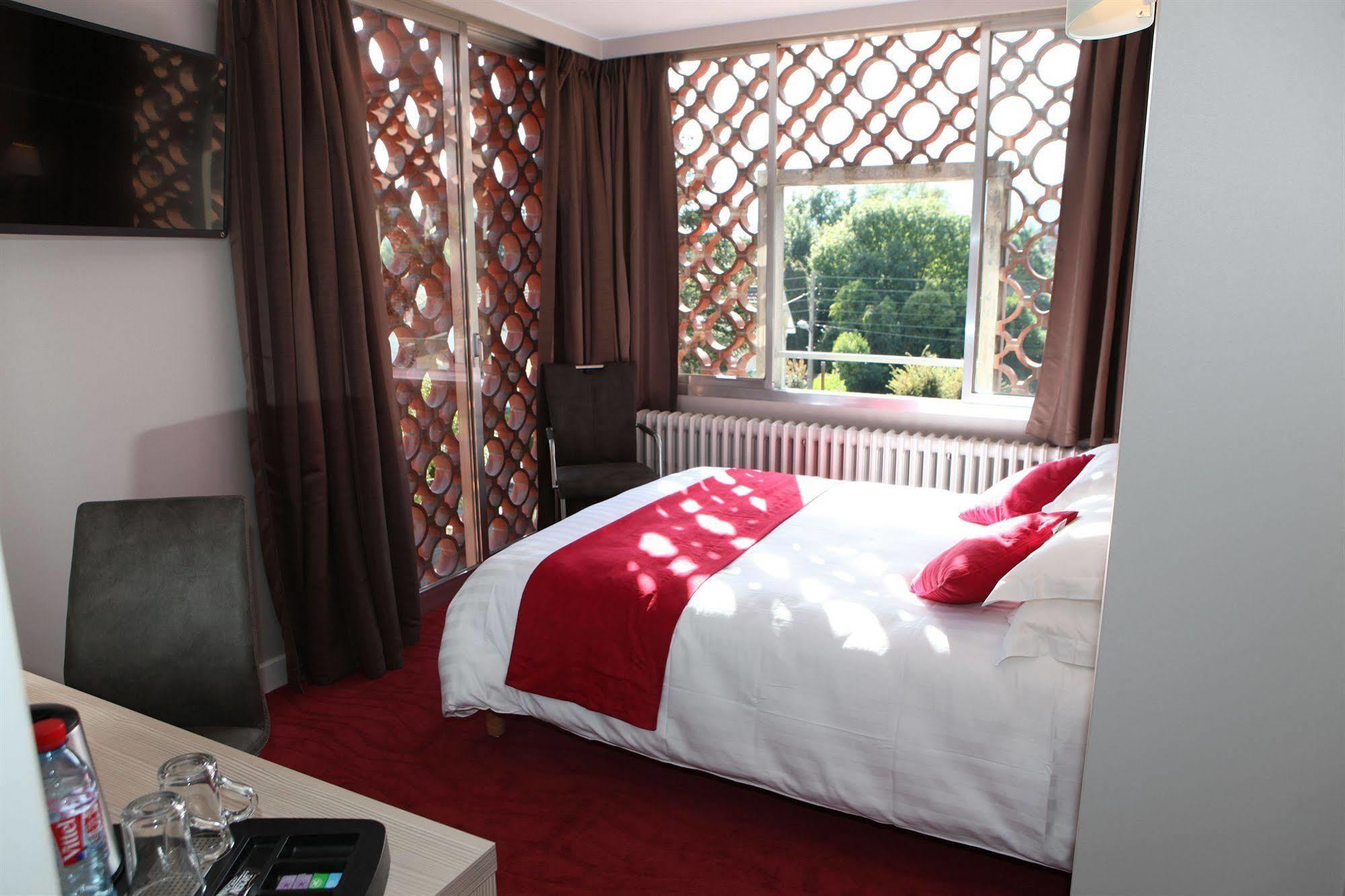 Hotel Les Trois Roses, Meylan Grenoble Bagian luar foto