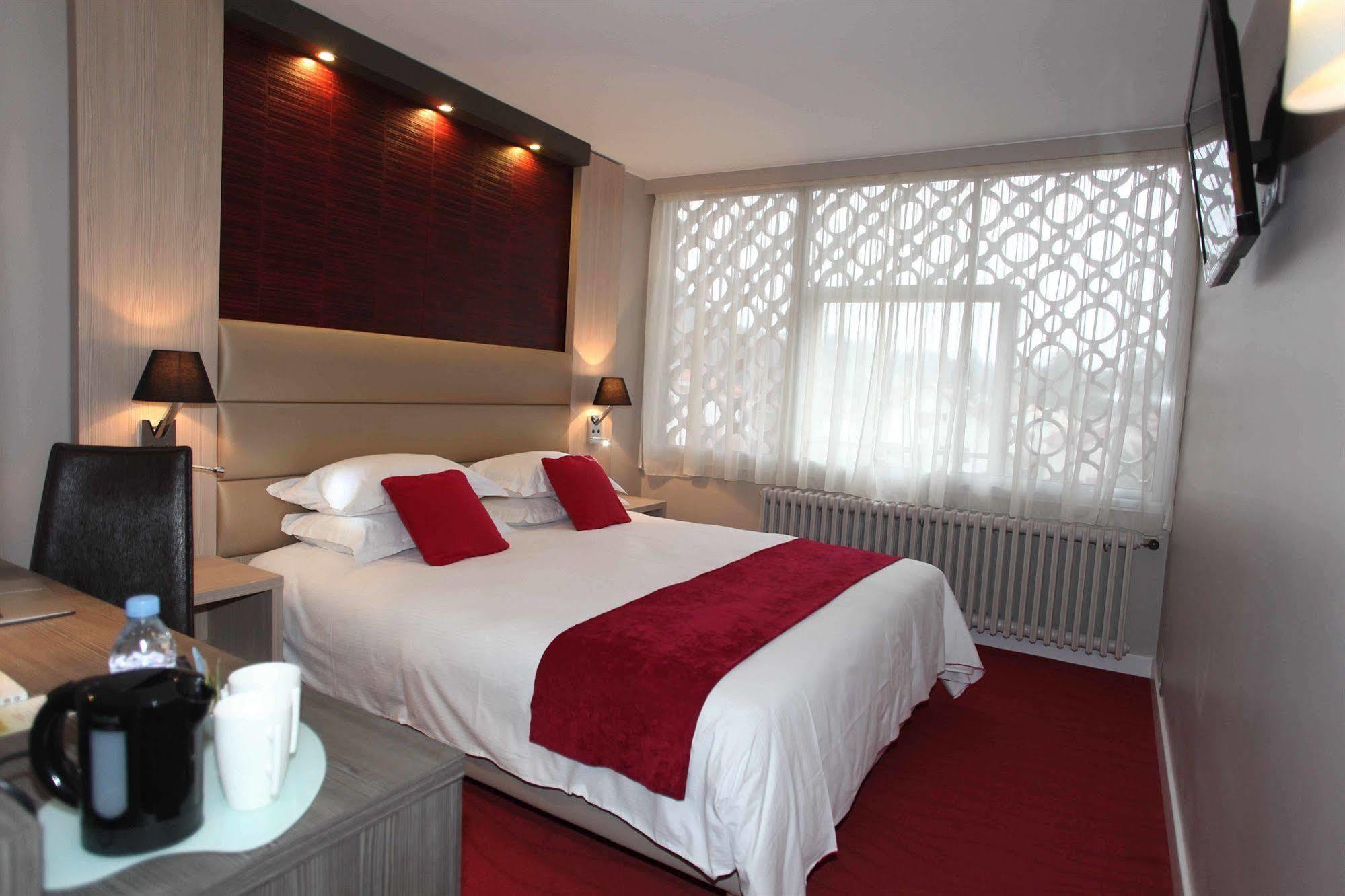Hotel Les Trois Roses, Meylan Grenoble Bagian luar foto